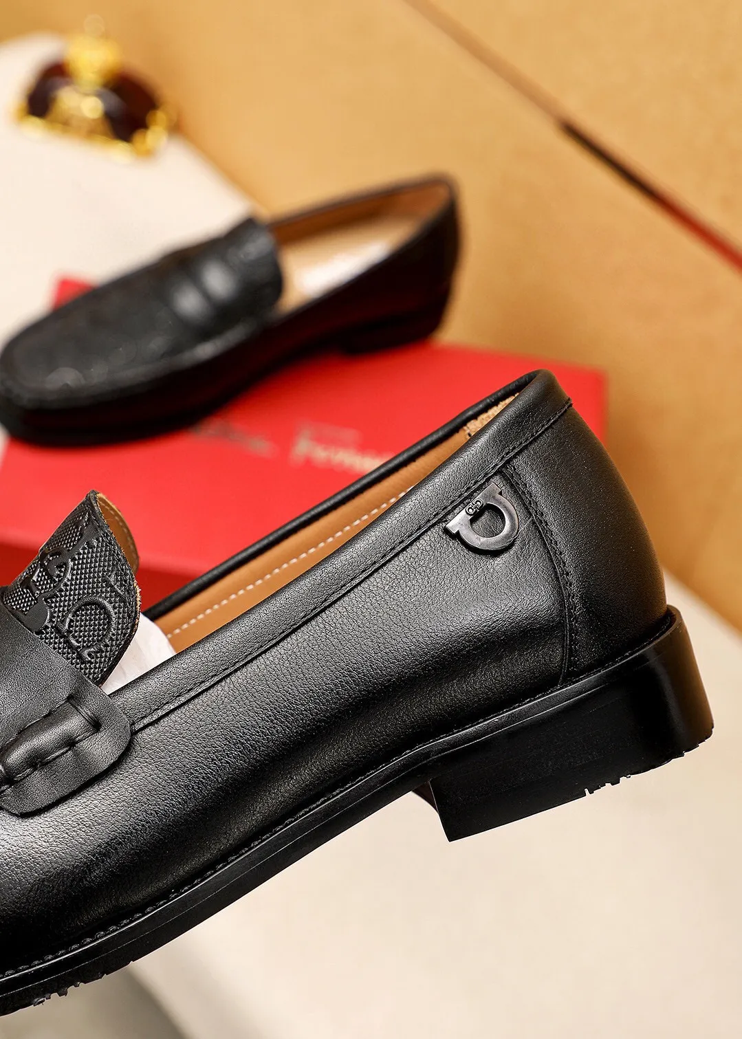 Men's shoes 💰462 💐 Product trademark: Ferragamo "Ferragamo" casual leather shoes Regular size: 38-44 (45.46🉑️customized) Product materials: Selected imported first-layer calfskin embossed upper, imported water-dyed cowhide leather lining. Strong three-dimensional visual effect, combined outsole Color: 1⃣️color optional